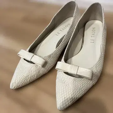 LE TALON 화이트 리본 포함 펌프스