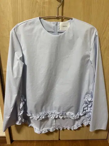 새상품급! 완판템 OHGA 오가 밑단 프릴 블라우스 스카이블루 컬러