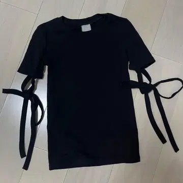 로자리문 블랙 리본 포함 T셔츠