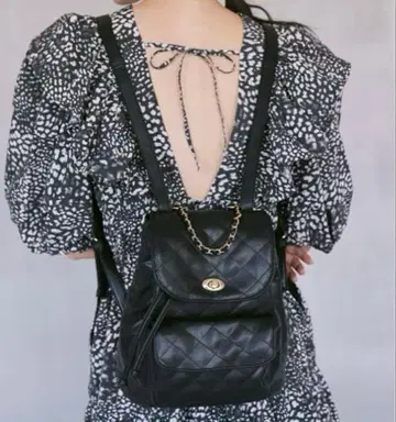 [새상품급] DIANA 퀼팅 백팩 체인 블랙