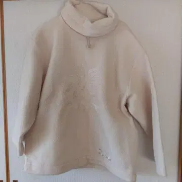 크림색 플리스 꽃 자수 하이넥