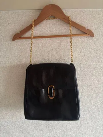 마크제이콥스 블랙 가죽 숄더백 골드 금장 장식