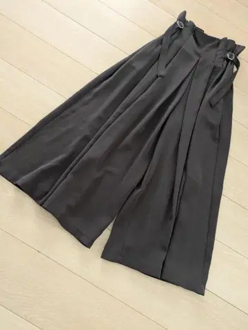 MERI 사이드 버클 턱 와이드 팬츠 차콜 그레이 메리 새상품급 F