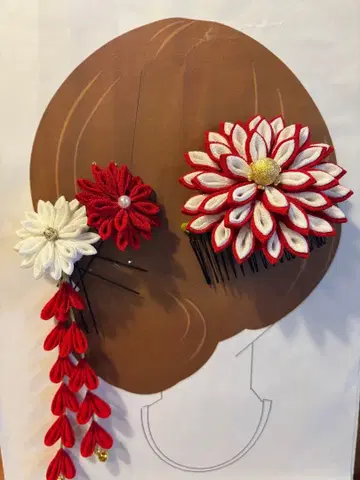 빨간색과 화이트 꽃 머리 장식