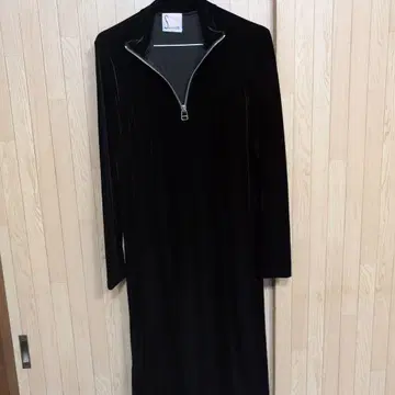 Simon's 블랙 벨벳풍 원피스