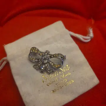 리본 모양 브로치 브랜드 가방 포함