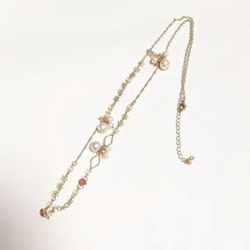 펄과 꽃 모티브의 목걸이