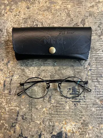 NEW. 뉴 안경 케이스 포함