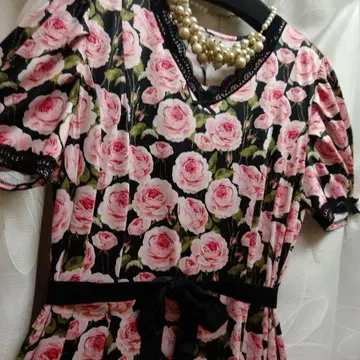 블랙 베이스에 귀여운 장미 패턴 저지 소재 원피스 사이즈 42