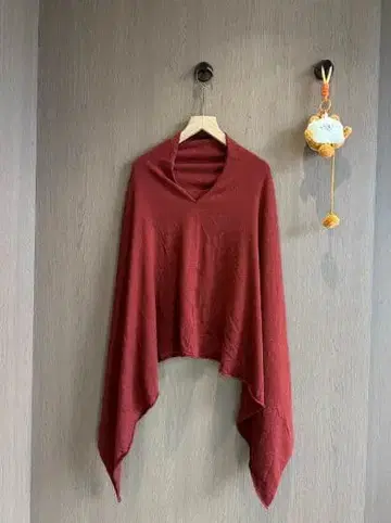 버건디 V넥 드레이프 상의