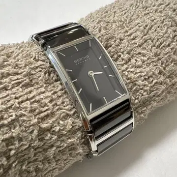 [ 할인 ] BERING 여성용 스퀘어 손목시계 블랙