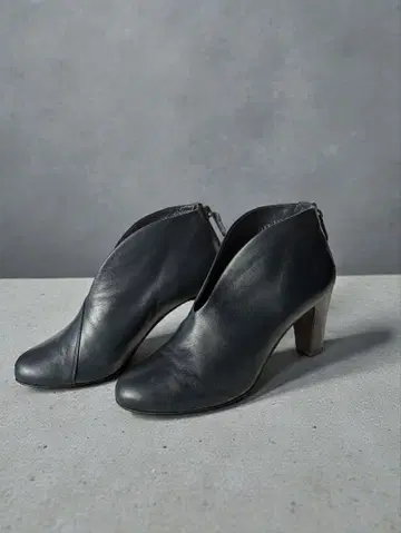 츠모리 치사토 워크 네이비 힐 부티 새상품급