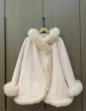 퍼 달린 핑크 플리스 코트