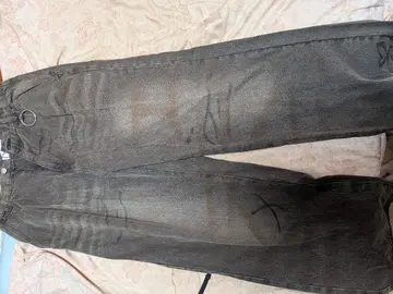 데미지 가공 다크 그레이 부츠컷 데님