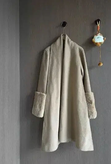 베이지 플리스 롱 코트 퍼 포함