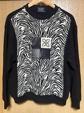 플레이보이 제브라 패턴 니트 스웨터 M 사이즈