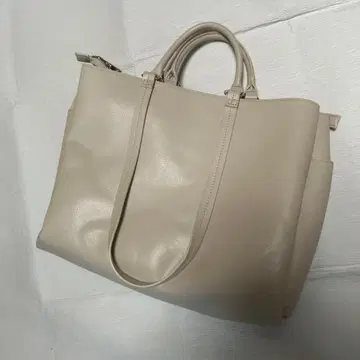 새상품 고급스러운 베이지 토트백 지퍼 포함