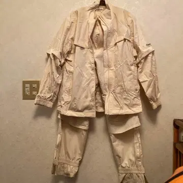 KENSHO ABE SPORTS 베이지 레인 수트 (상하의 세트)