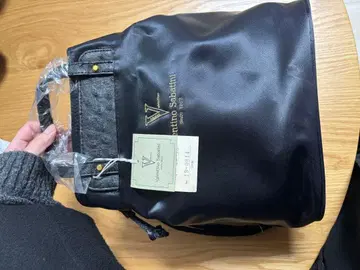 V 블랙 새틴 숄더백