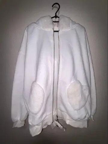 화이트 플리스 자켓 후드 부착