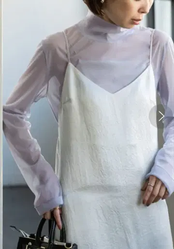 새상품급 NOBLE 시어 스키니 하이넥 상의