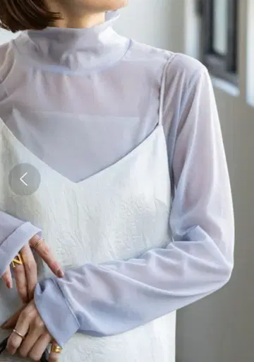 새상품급 NOBLE 시어 스키니 하이넥 상의