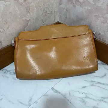 Kitamura 베이지 가죽 숄더백