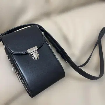 블랙 숄더백 지퍼 포함