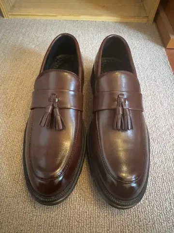 브라운 가죽 태슬 로퍼