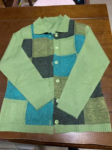 그린 계열 패치워크 앙상블 가디건과 스웨터