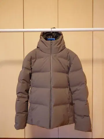 유니클로 심리스 다운 파카 M 사이즈 브라운