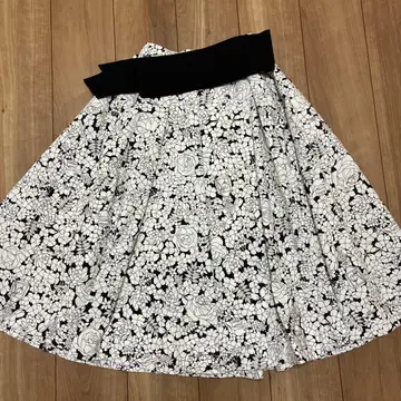 CHONO 플레어 스커트 화이트 블랙 플라워 무늬
