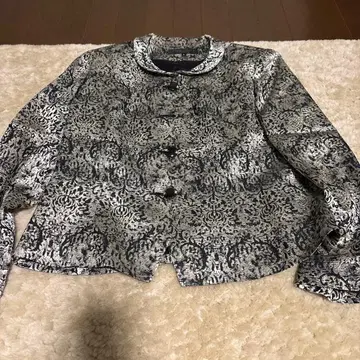 골드와 블랙의 럭셔리 포멀 자켓