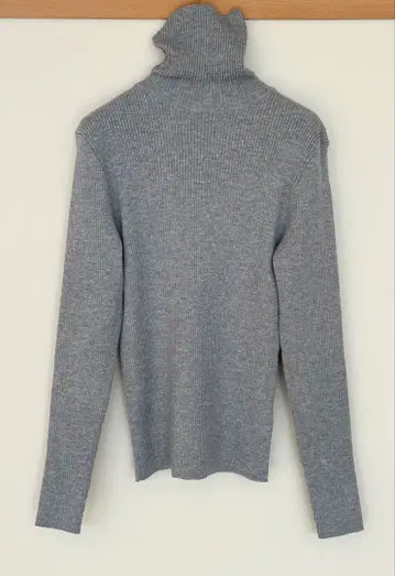 ADORE 그레이 터틀넥 스웨터