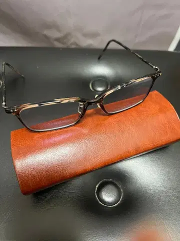 브라운 계열 스퀘어형 안경