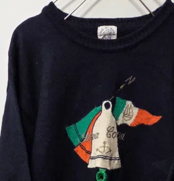 자수 들어간 네이비 오버사이즈 스웨터