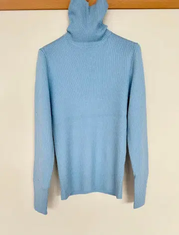 ADORE 스카이블루 터틀넥 스웨터