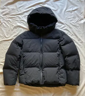 유니클로 심리스 다운 파카 블랙 M 사이즈