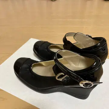 BIJINGUSE 블랙 에나멜 스트랩 펌프스