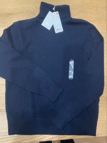 [ 미사용 새상품 ] UNIQLO 캐시미어 터틀넥 스웨터 S 네이비