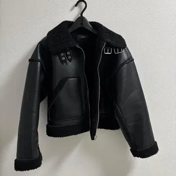 EMODA 숏 페이크 무스탕 블루종