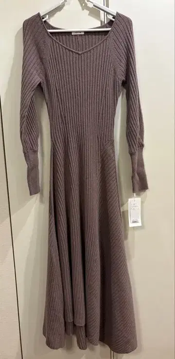 미사용 새상품 리브 니트 긴팔 플레어 원피스 베이지 퍼플