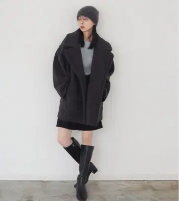 LIAN 테일러드 보아 코트 블랙