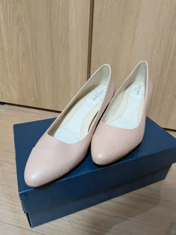 콜한 베이지 라운드토 펌프스 중간 힐