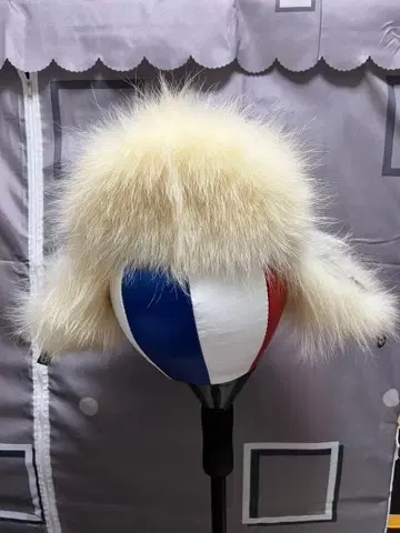 화이트 퍼 귀도리 달린 플라이트 캡