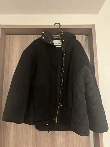 블랙 퀼팅 후드 부착 다운 자켓