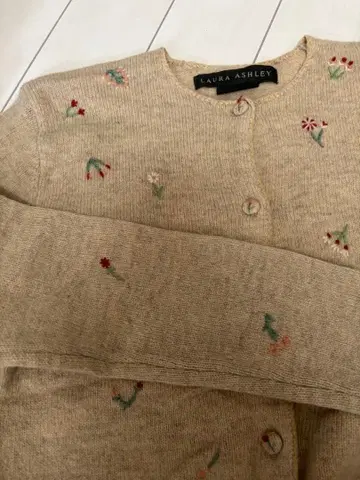 로라 애슐리 자수가 귀여운 가디건