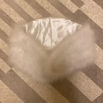 화이트 깃털 숄