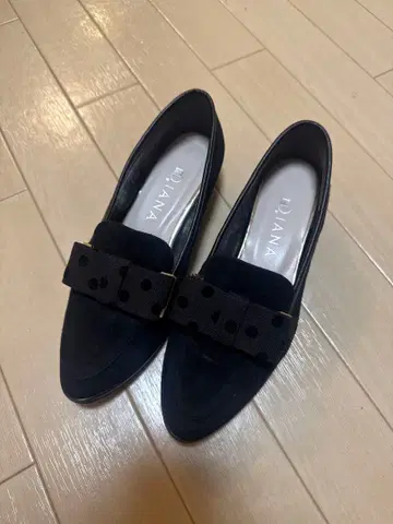 DIANA 블랙 리본 포함 플랫슈즈
