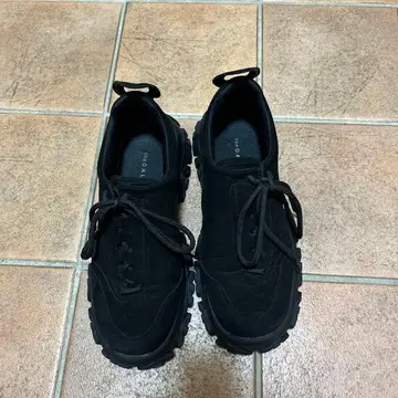 비대칭 디자인 대드 스니커즈